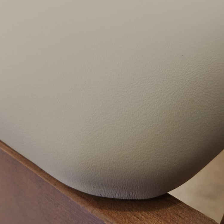 Silla América | Madera & Ecocuero Gris