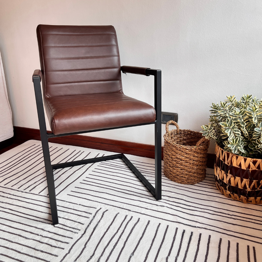 Silla Ivon |  Elegancia y Confort en Eco Cuero Café