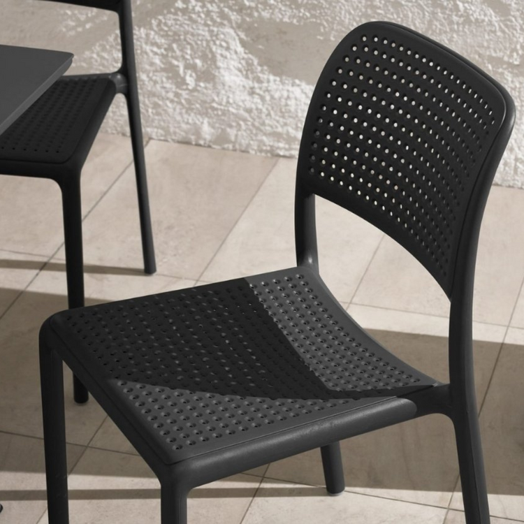 Comedor Moderno para Exterior | Mesa Clip 80x80 + 4 Sillas Bora Negras