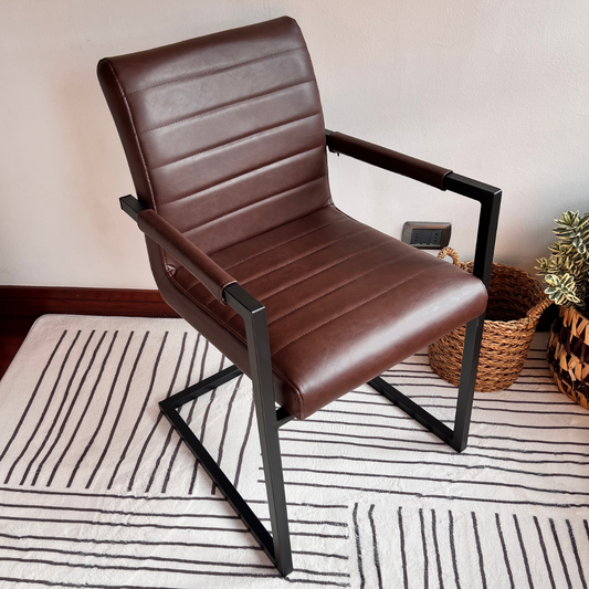 Silla Ivon |  Elegancia y Confort en Eco Cuero Café