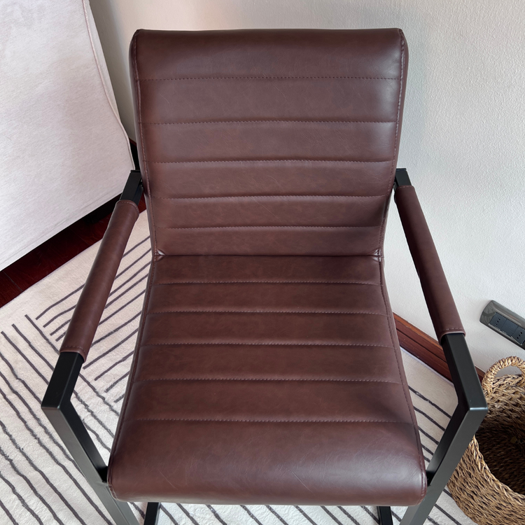 Silla Ivon |  Elegancia y Confort en Eco Cuero Café