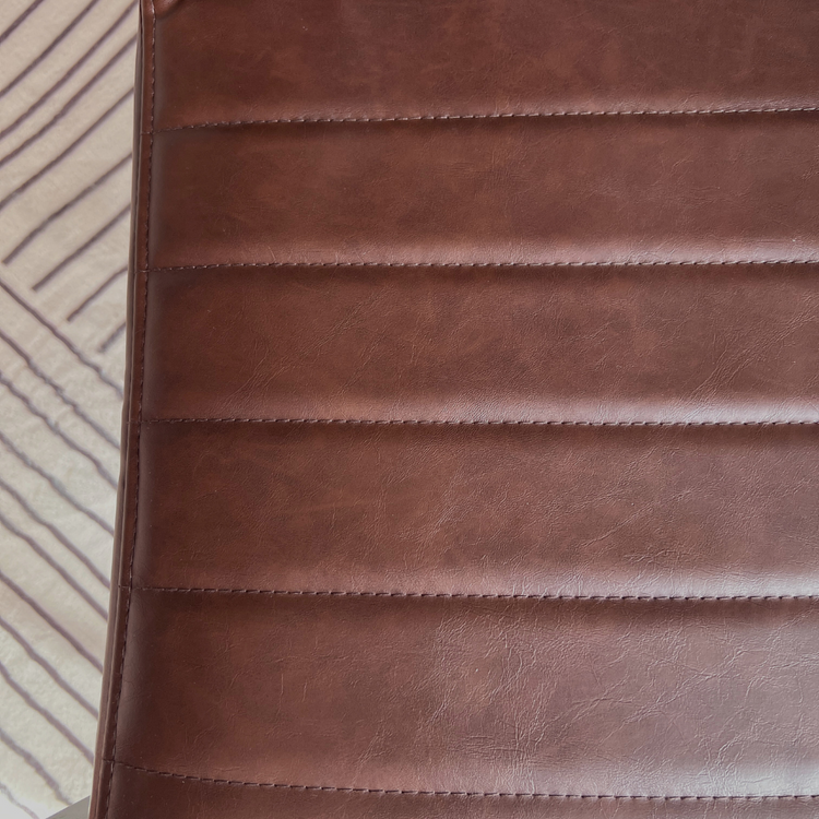 Silla Ivon |  Elegancia y Confort en Eco Cuero Café