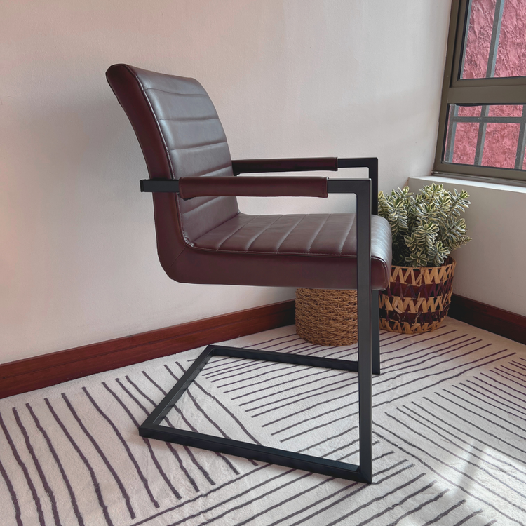 Silla Ivon |  Elegancia y Confort en Eco Cuero Café