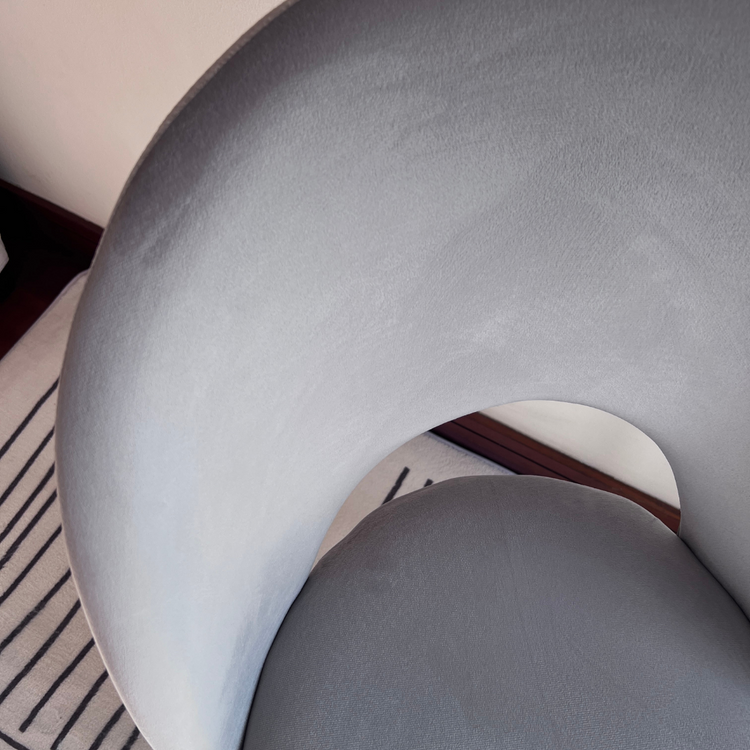 Sitial Delia Gris | Terciopelo | Elegancia y Confort