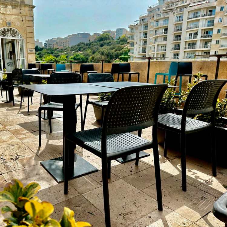 Silla Bora Bristro Negra | Diseño Apilable