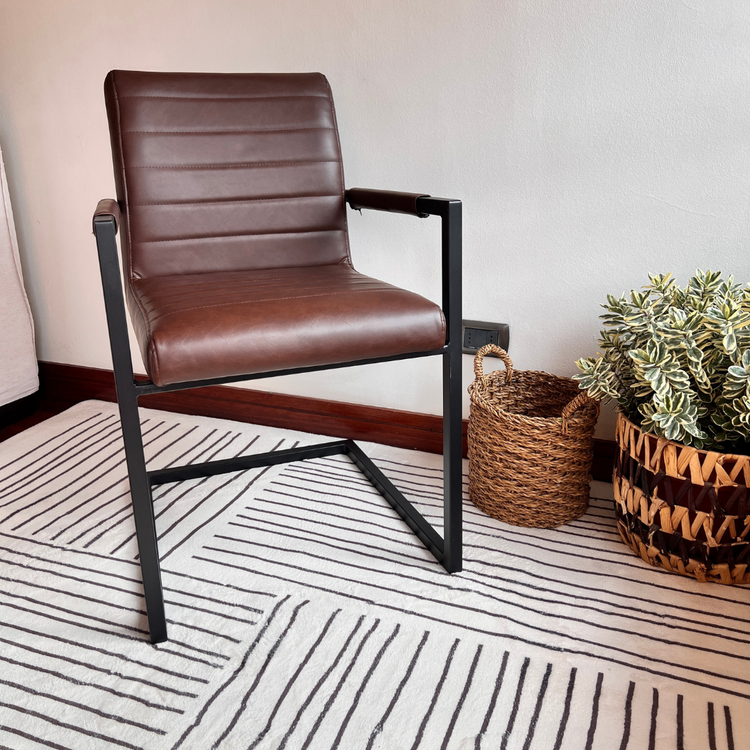 Silla Ivon |  Elegancia y Confort en Eco Cuero Café