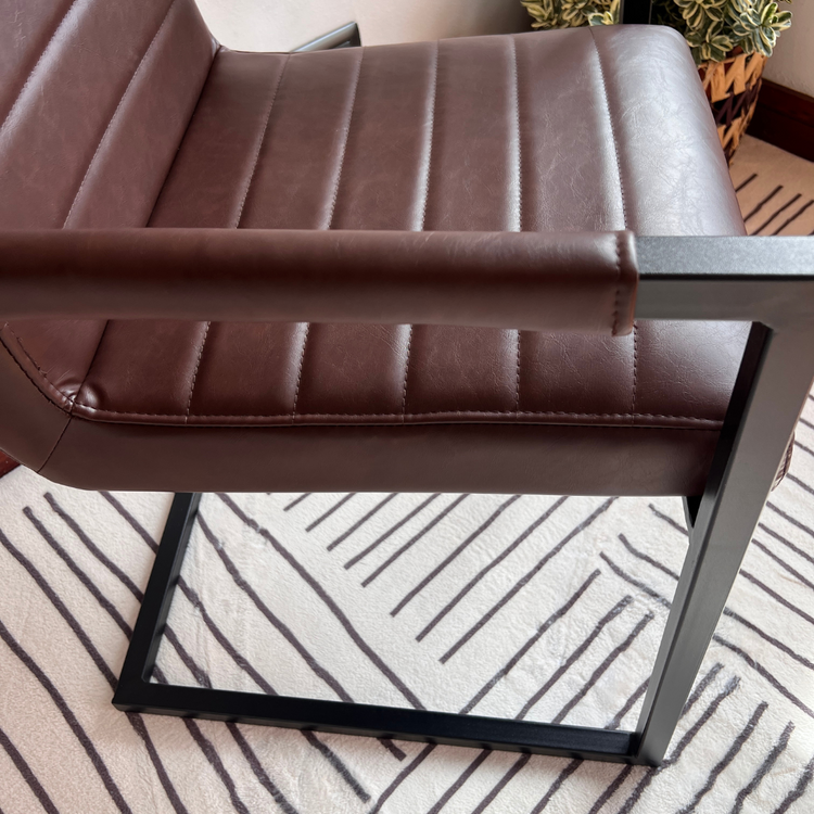 Silla Ivon |  Elegancia y Confort en Eco Cuero Café